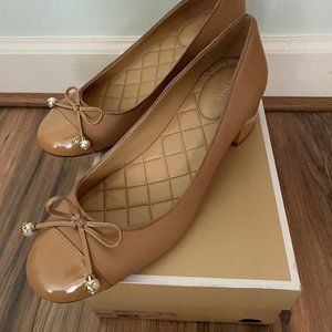 Michael Kors size 10 Fawn / Tan pumps